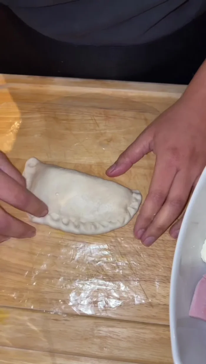 Cerrar los pastelitos cuidadosamente. Puedes doblarlos por la mitad o usar un método que te resulte más fácil.