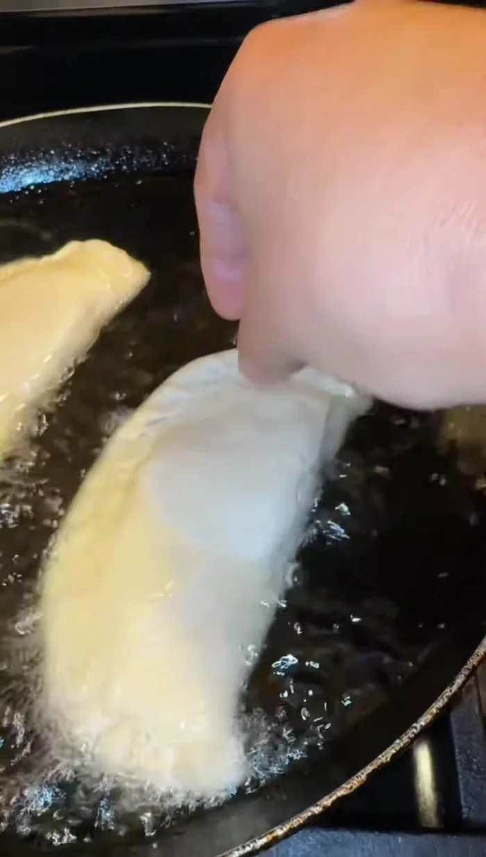 Freír los pastelitos hasta que estén dorados por ambos lados. Voltear con cuidado.