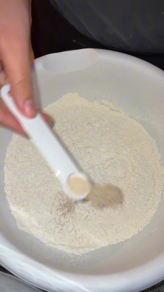 Mezclar todo e ir agregando poco a poco agua tibia hasta obtener una masa consistente (aproximadamente una taza). Amasar por 10 minutos.