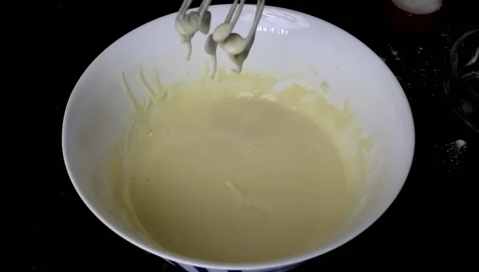 Añadir colorante alimentario. Rebozar el bacalao (previamente desalado 24h).