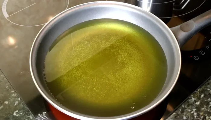 Freír las tiras de bacalao en aceite de oliva caliente. Sacar y poner en papel absorbente.