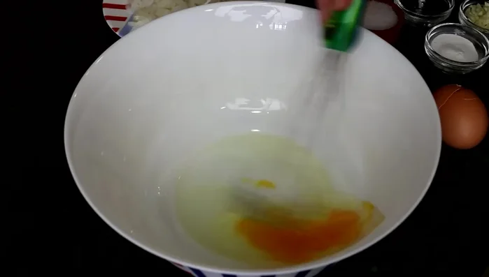 Para las tortillitas: Batir el huevo, añadir sal, ajos picados, perejil picado, bacalao desmenuzado, agua y levadura. Agregar harina hasta obtener una masa líquida.