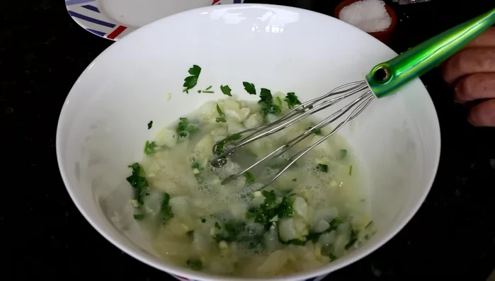 Freír cucharadas de masa en aceite caliente hasta que estén doradas por ambos lados. Escurrir en papel absorbente.