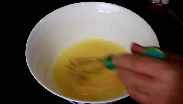 Agregar sal, levadura y harina hasta obtener una textura semi-fluida. [Música]