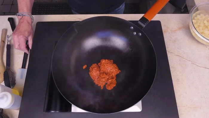 Freír el chizo hasta que esté crujiente. Reservar.