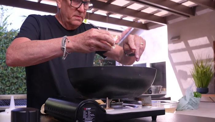 Hacer crutones con pan, dorándolos ligeramente en aceite.