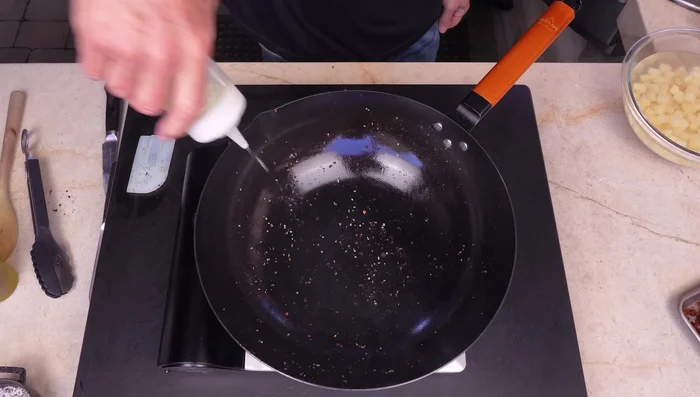 Sofreír la cebolla amarilla hasta que esté blanda.