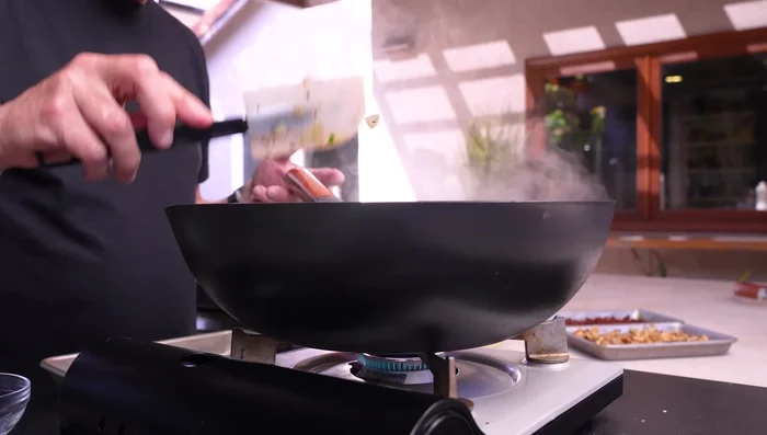 Agregar jalapeños, pimentón ahumado, comino, orégano y chile chipotle en polvo. Sofreír.