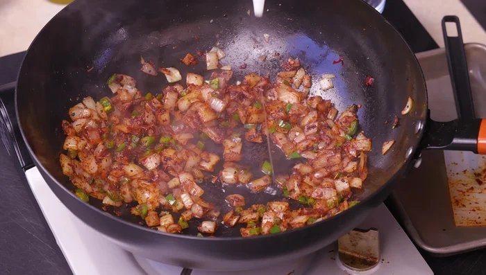 Incorporar ajo y sofreír brevemente.