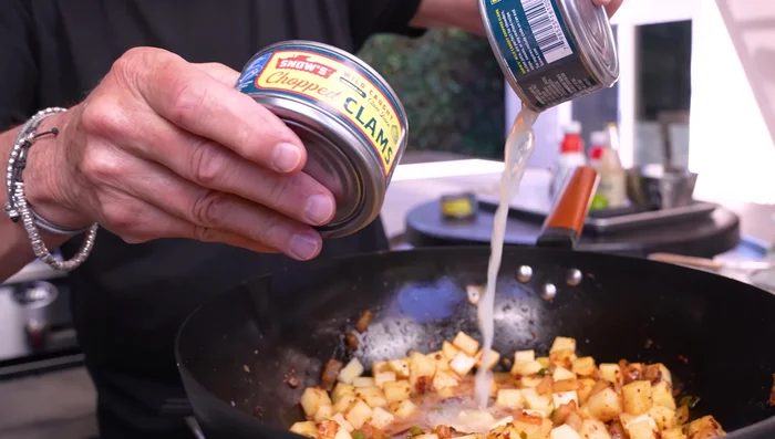 Agregar las almejas picadas, el jugo de almejas y llevar a ebullición. Reducir el fuego y cocinar hasta que las papas estén blandas.