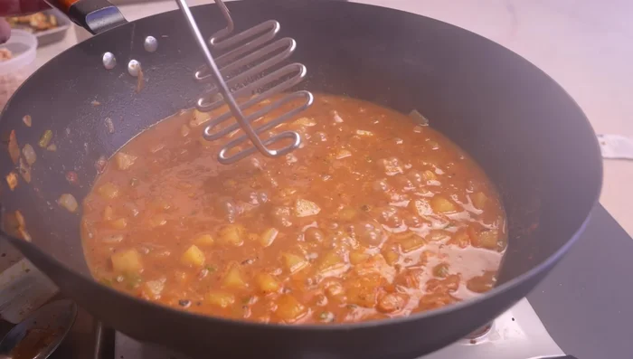 Machacar algunas papas para espesar la sopa.