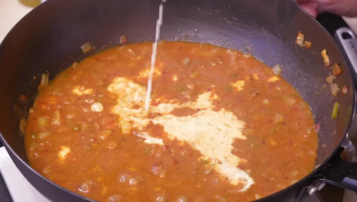 Agregar crema espesa, sal y pimienta. Calentar a fuego lento durante 5 minutos.