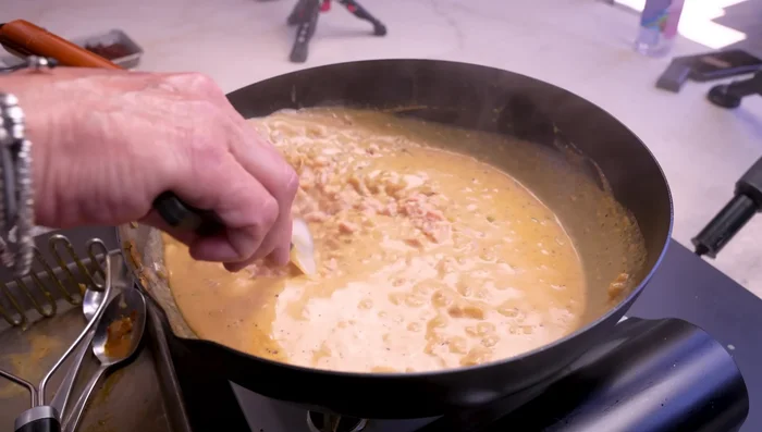 Incorporar las almejas reservadas y el cilantro picado. Calentar.