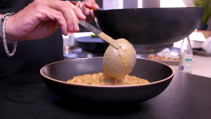 Servir con crutones, aguacate, cilantro y un toque de jugo de limón.