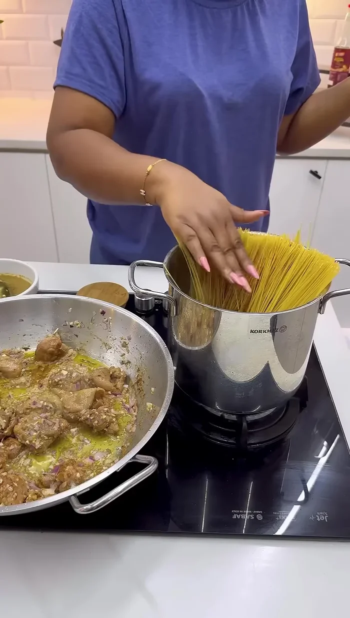 Cocina los espaguetis en agua hirviendo con sal.