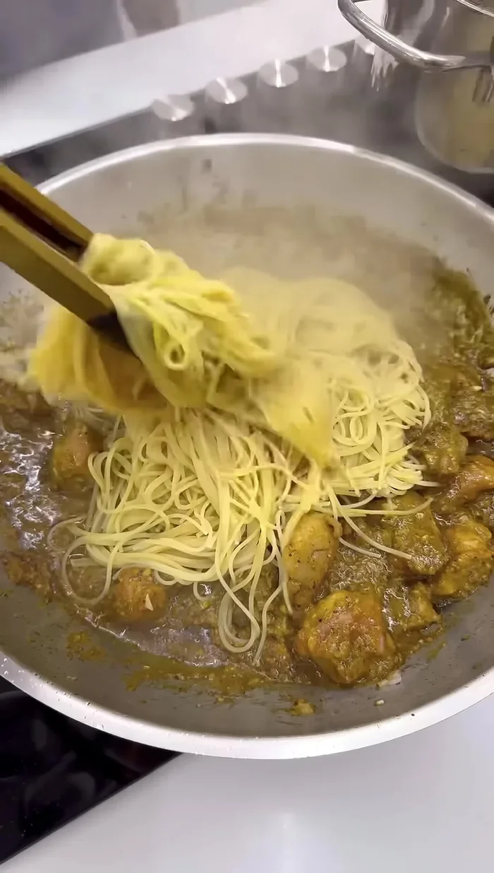 Una vez cocidos, agrega los espaguetis a la sartén con la salsa.