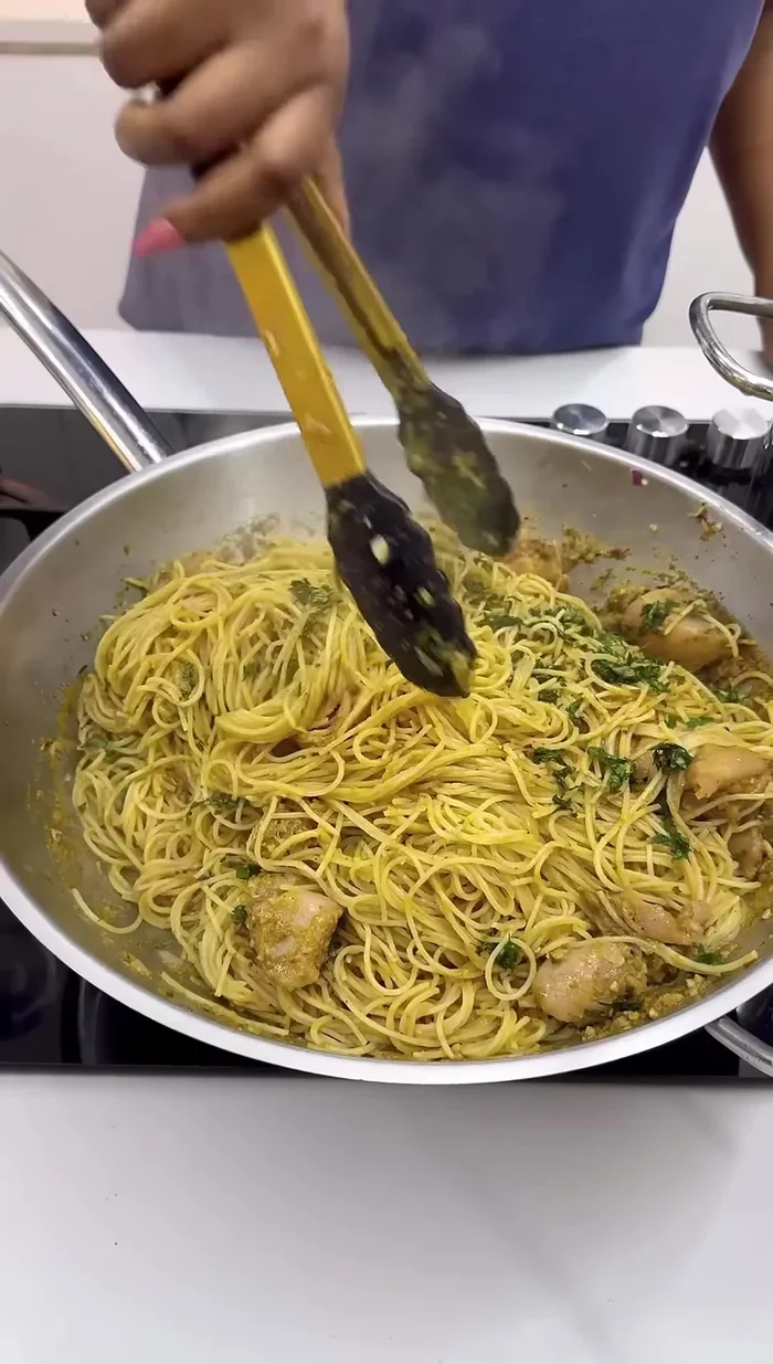 Sirve y decora con aceite de sésamo y hojas aromáticas picadas.