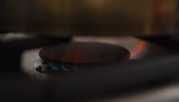 Calentar aceite de oliva en una olla a fuego medio. Sofreír las cebollas durante 3-4 minutos.