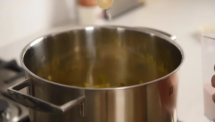 Agregar tomillo, sal, pimienta, hojuelas de chile (opcional), pimentón dulce y orégano. Cocinar unos minutos.