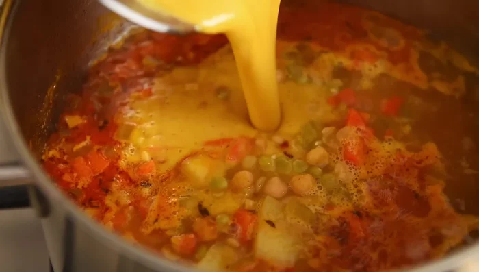 Devolver la sopa licuada a la olla y mezclar bien.