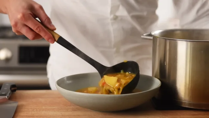 Servir la sopa con pan crujiente.