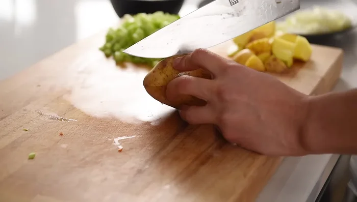 Cortar las papas en trozos pequeños.