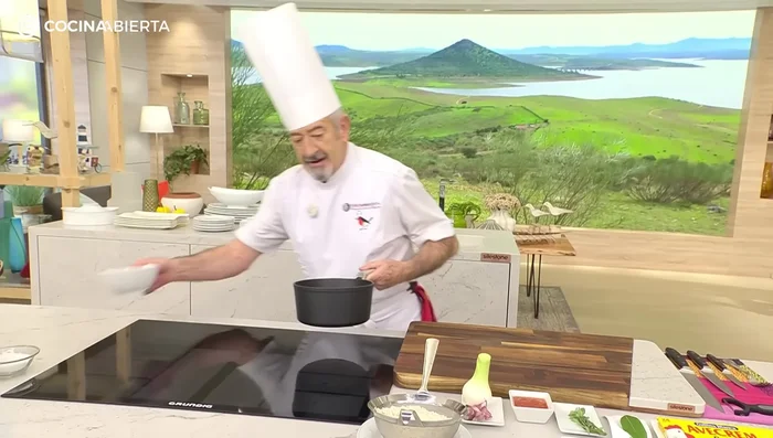 Preparar el caldo: En una cazuela, añadir el doble de agua que arroz, junto con las dos pastillas de caldo. Llevar a ebullición. (200.959)