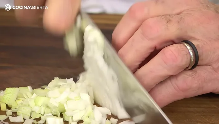 Picar el ajo y la cebolleta. (268.08)