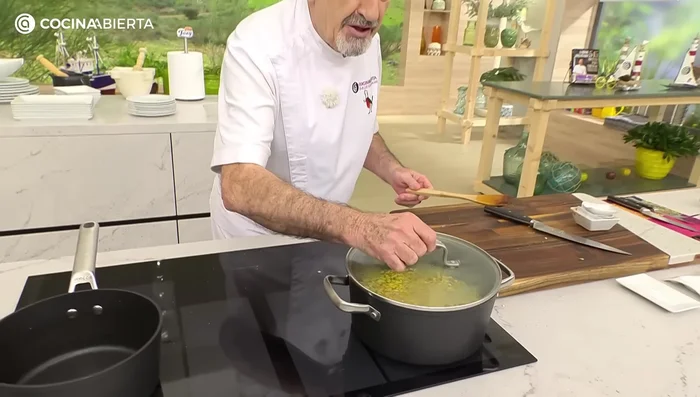 Cocinar a fuego lento durante 17-18 minutos. (387.919)