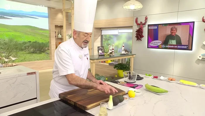 Mientras reposa el arroz, preparar el guacamole: Picar o triturar la cebolleta, los aguacates, el ajo, el cilantro y el zumo de medio limón. Sazonar con sal. (416.639)