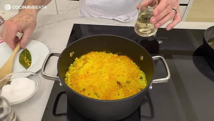 Una vez reposado el arroz, añadir un vaso de vino blanco (opcional, si no hay niños). (694.639)