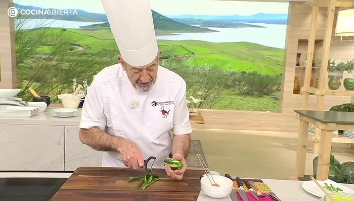 Cortar el pepino en rodajas finas. (872.24)