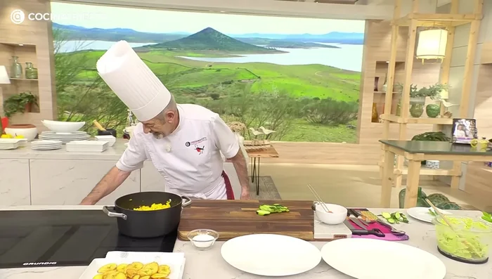 Servir el arroz en un plato, añadir el guacamole en el centro, y acompañar con el plátano frito y el pepino. (910.32)