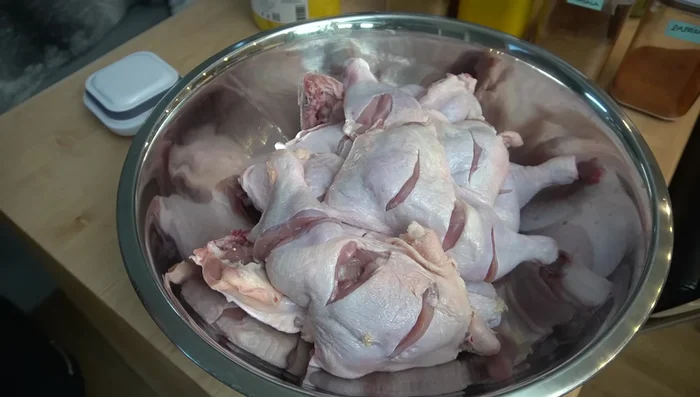 Marinar 15 cuartos de pollo con sal, ghee, cilantro, comino, cúrcuma, Masala, pimentón, jengibre y pasta de ajo. Marinar por al menos 5 horas.