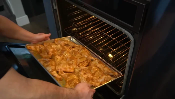 Precalentar el horno a 475°F. Cocinar el pollo en el horno durante 45 minutos, colocando los cuartos de pollo en la parte inferior y el pollo Shawarma encima.