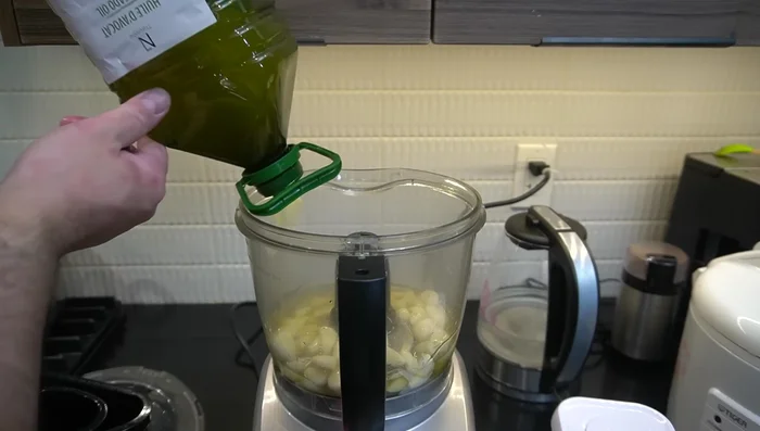 Preparar la salsa de ajo: licuar ajo, aceite de aguacate, sal y jugo de limón.