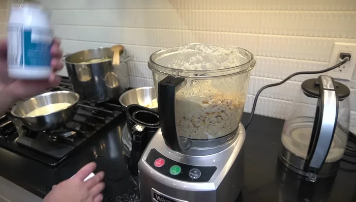 Preparar el hummus: licuar pasta de pollo, pasta de sésamo, sal y jugo de limón.