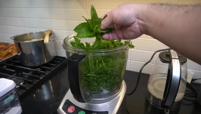 Preparar la ensalada Tabbouleh: licuar perejil, menta, Boger, aceite de oliva, lima y pepinos.