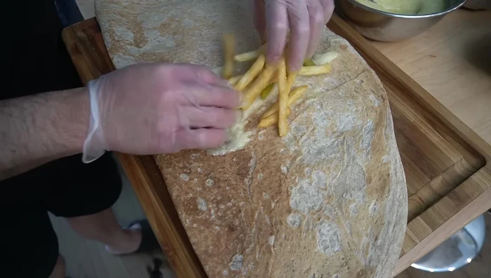 Servir con pan de pita, pepinillos, papas fritas, salsa dulce (leche condensada y leche evaporada), nabos encurtidos y melaza de granada.
