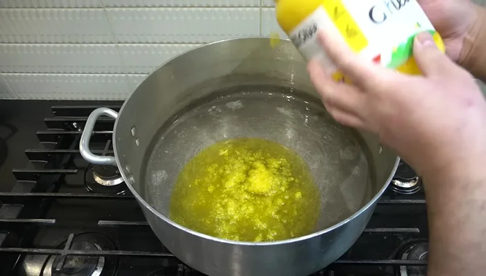 Comenzar con la copsa saudí: tostar aromáticos (chiles, limones secos, cardamomos, canela, clavos).