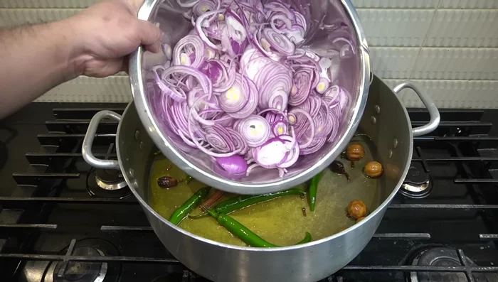 Caramelizar aproximadamente 50 cebollas rojas medianas.