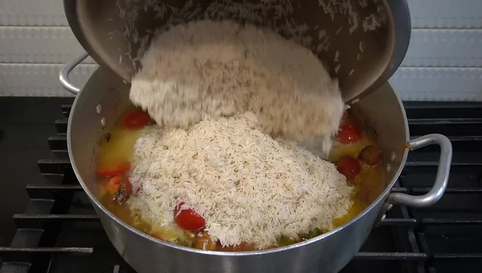 Agregar 8 tazas de arroz Basmati remojado durante 3 horas y 1 litro de caldo de pollo. Cocinar a fuego lento durante 25 minutos.
