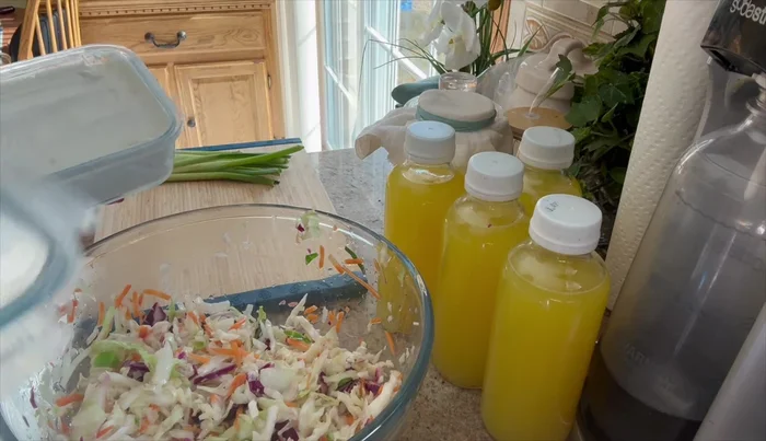 Preparar la vinagreta: mezclar yogur griego, sal de mar, mostaza, orégano mexicano y jugo de limón. Ajustar la cantidad de sal al gusto.