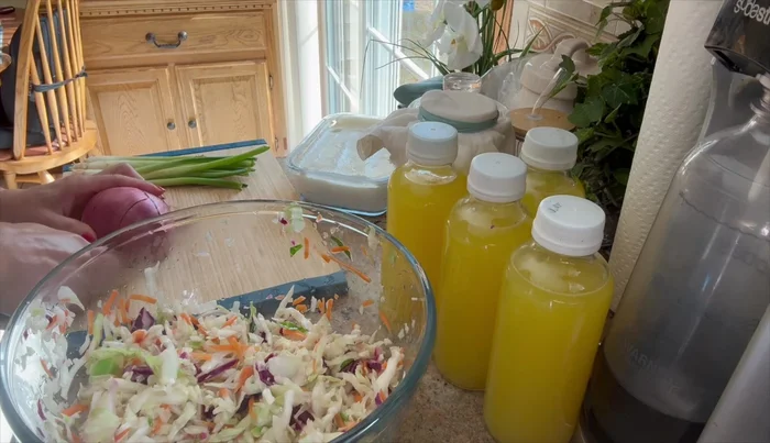 Picar finamente la cebolla morada y la cebolla verde.