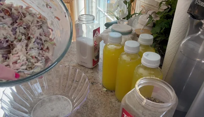 Dejar reposar la ensalada durante 2 horas antes de servir para que los sabores se mezclen.