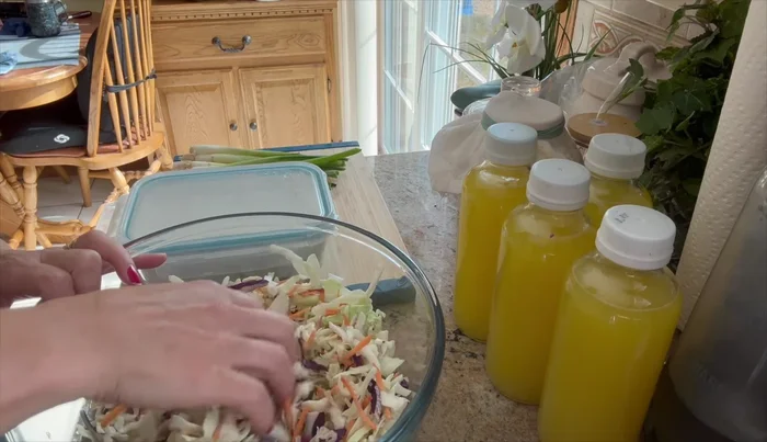 Cortar el repollo (blanco y morado) y las zanahorias.