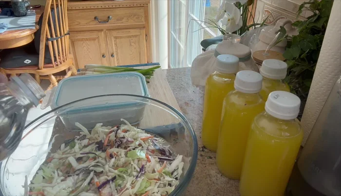 Blanquear el repollo y las zanahorias con agua hirviendo y vinagre blanco durante 2-3 minutos. Esto ablandará el repollo y le dará sabor. Luego escurrir.