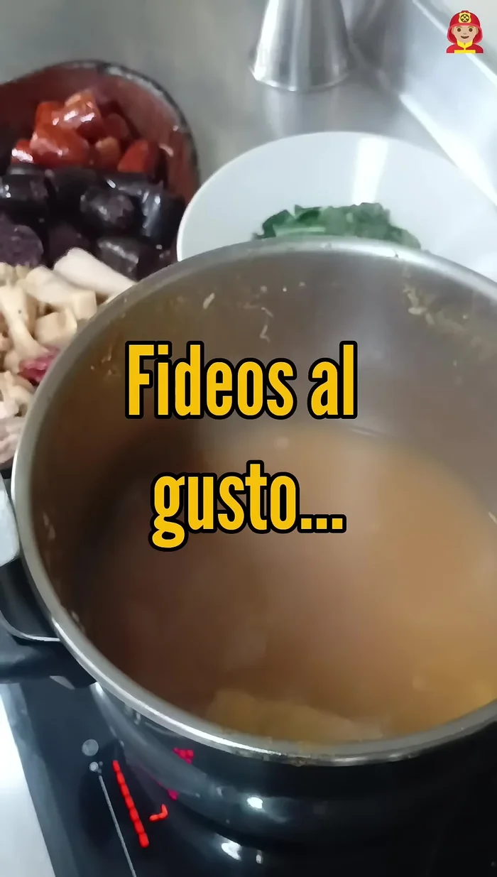 Agregar los fideos al caldo y cocinar hasta que estén listos.