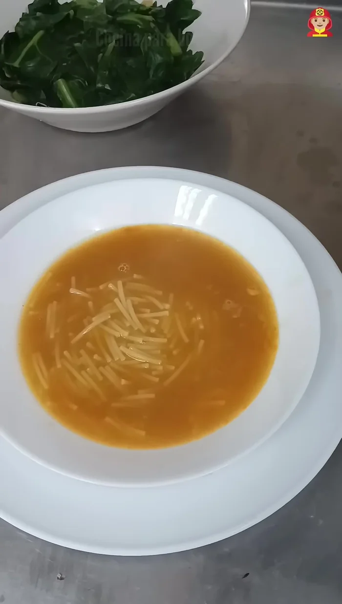Servir la sopa de fideos. Luego, servir las carnes, garbanzos y verduras.