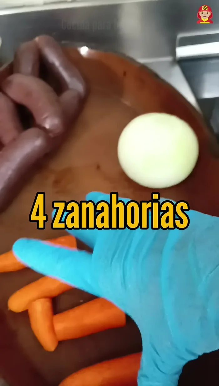 Incorporar los chorizos, zanahorias y cebolla. Poner a cocer.